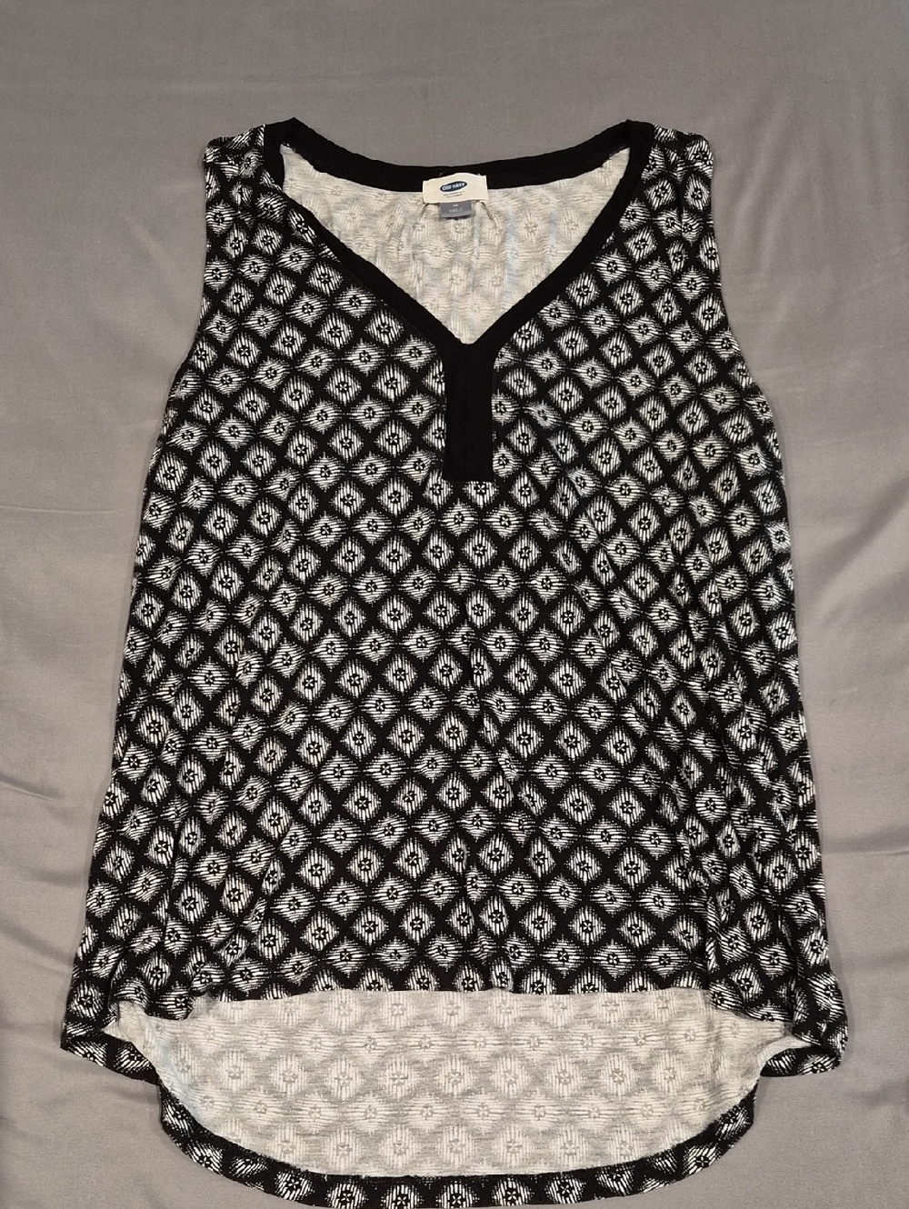 Old Navy Black and White Geometric V-Neck Tank